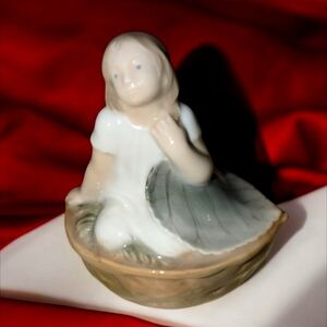 Royal Copenhagen 4374 Thumbelina Leaf Girl Nutshell Figurine Holger Christensen